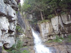 Parte media della cascata e ponti verso Le Mur de l’Aragne blantze (20271 bytes)